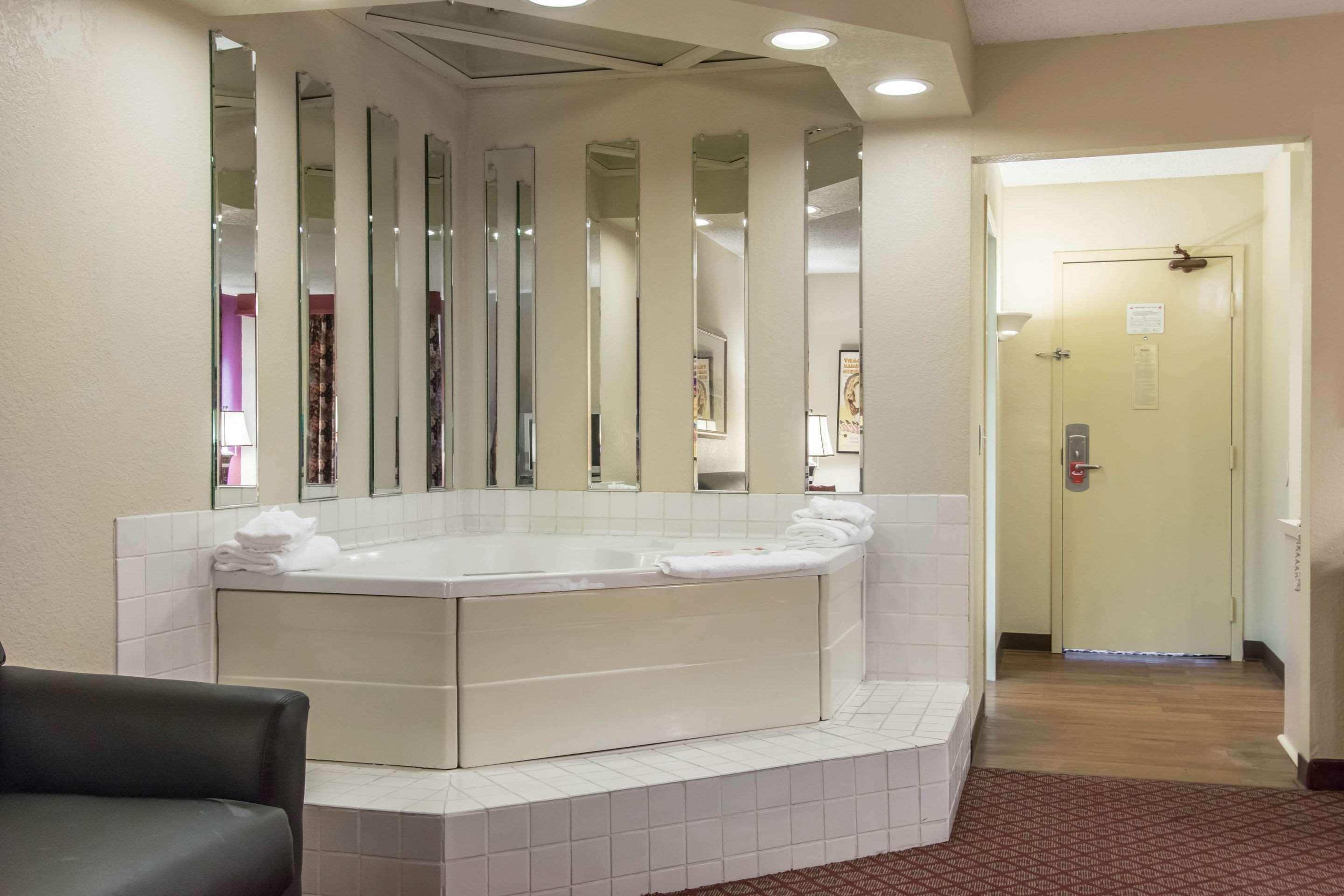Econo Lodge Inn & Suites ジョプリン エクステリア 写真
